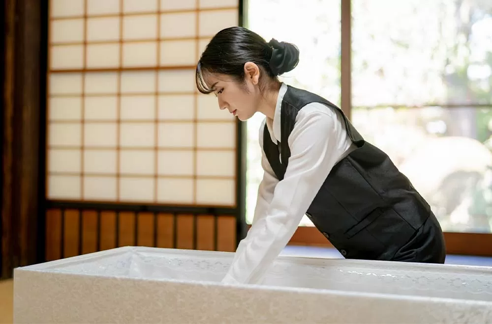 納棺師が棺にご遺体を納めている様子