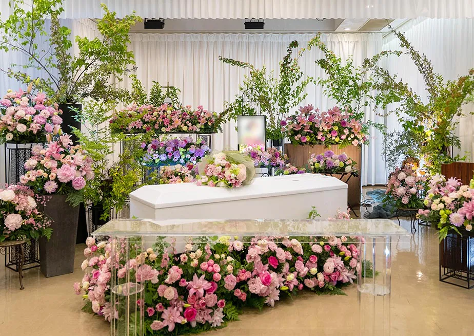 いろとりどりの花で作られた生花祭壇