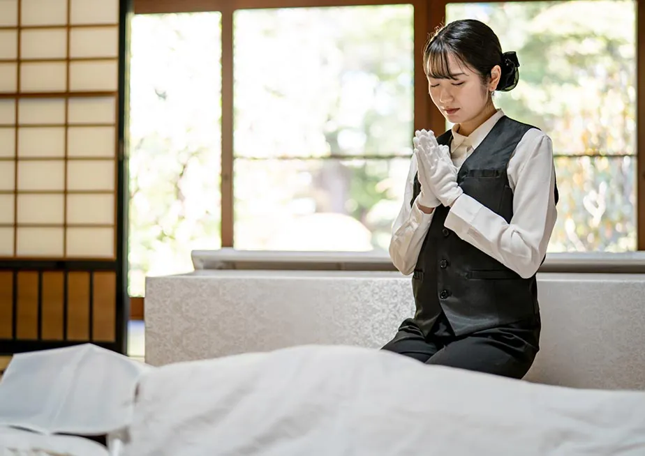 納棺師がご遺体を安置している様子