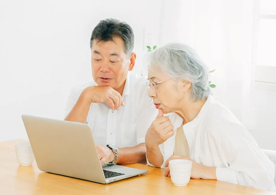 老夫婦が悩んでいる様子