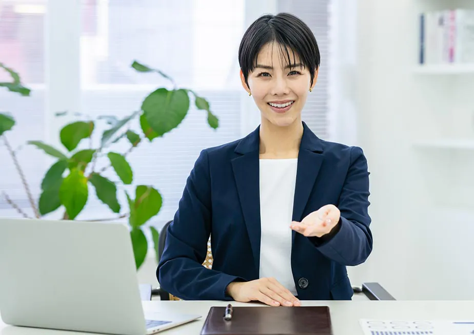 案内する葬儀社スタッフ